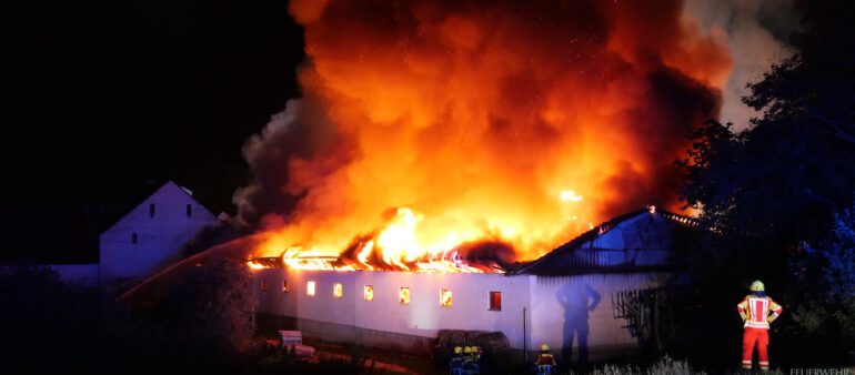 Scheune in Vollbrand